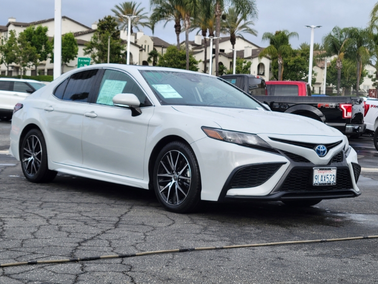 2024 Toyota Camry Hybrid SE
